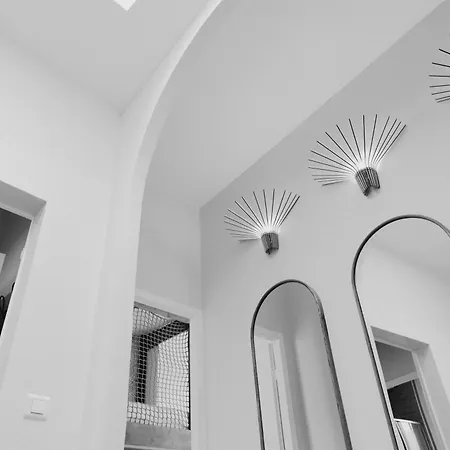 Апартаменты Spacious 5-bedroom With Terrace, Air Conditioning And Parking