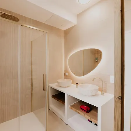 Spacious 5-bedroom With Terrace, Air Conditioning And Parking Бордо