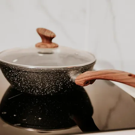 Spacious 5-bedroom With Terrace, Air Conditioning And Parking *