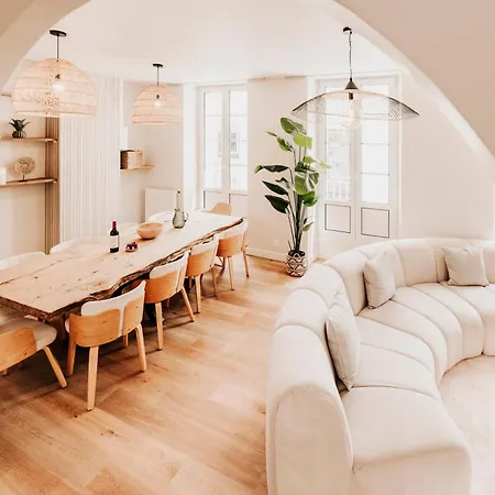 Апартаменты Spacious 5-bedroom With Terrace, Air Conditioning And Parking