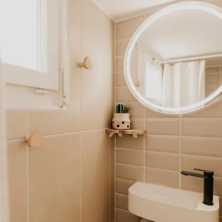 Апартаменты Spacious 5-bedroom With Terrace, Air Conditioning And Parking *