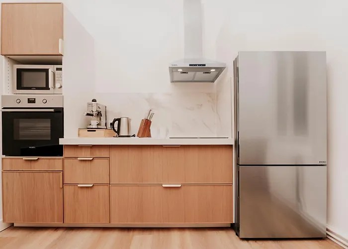 Spacious 5-bedroom With Terrace, Air Conditioning And Parking *