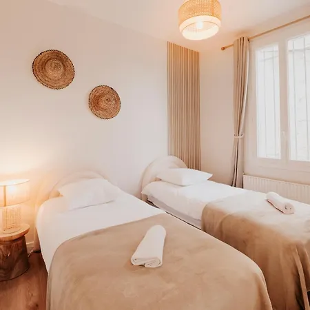 Spacious 5-bedroom With Terrace, Air Conditioning And Parking شقة *
