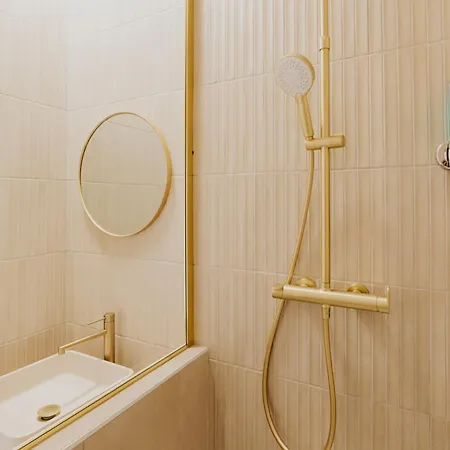 Spacious 5-bedroom With Terrace, Air Conditioning And Parking شقة *